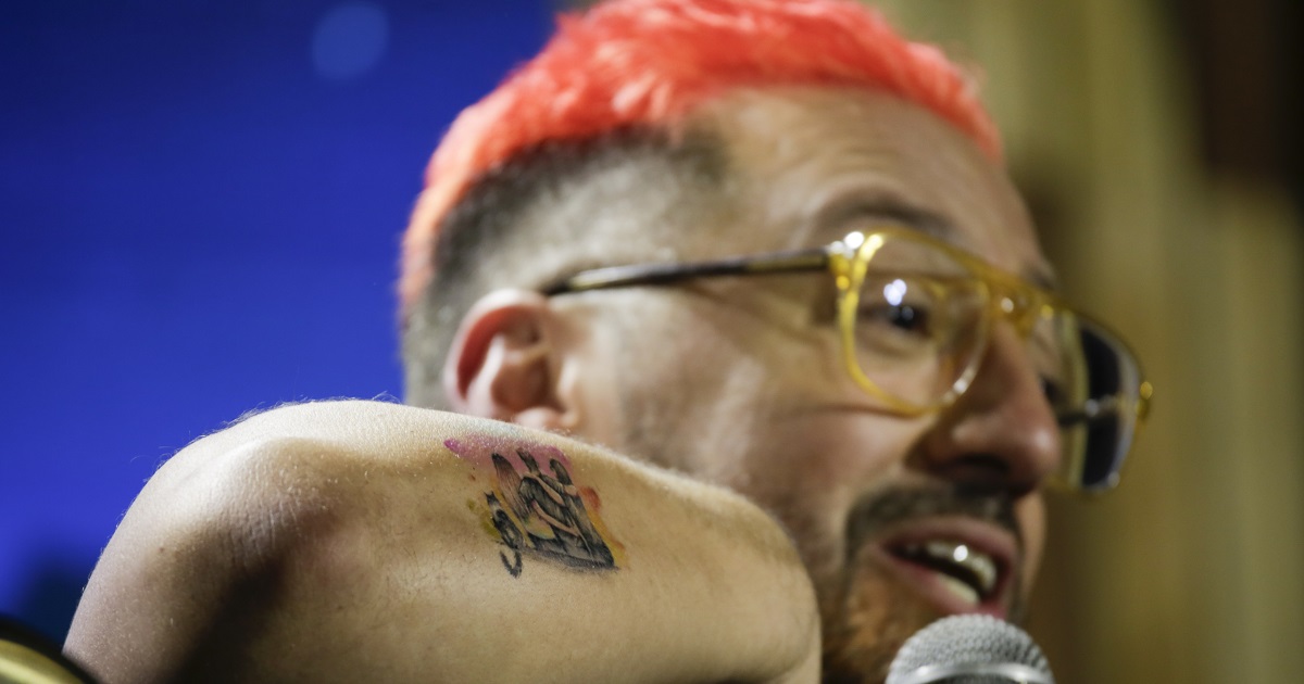 Alex Ortiz explicó diseño del tatuaje que mencionó en rutina de Viña