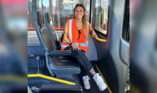 Azzartt Maveth enfrentó críticas tras volver a su trabajo en las micros: "¿Tanto les molesta?"