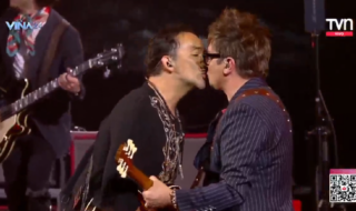 "Los quiero mucho": el beso de Álvaro López y Mauricio Durán durante show de Los Bunkers en Viña 2024