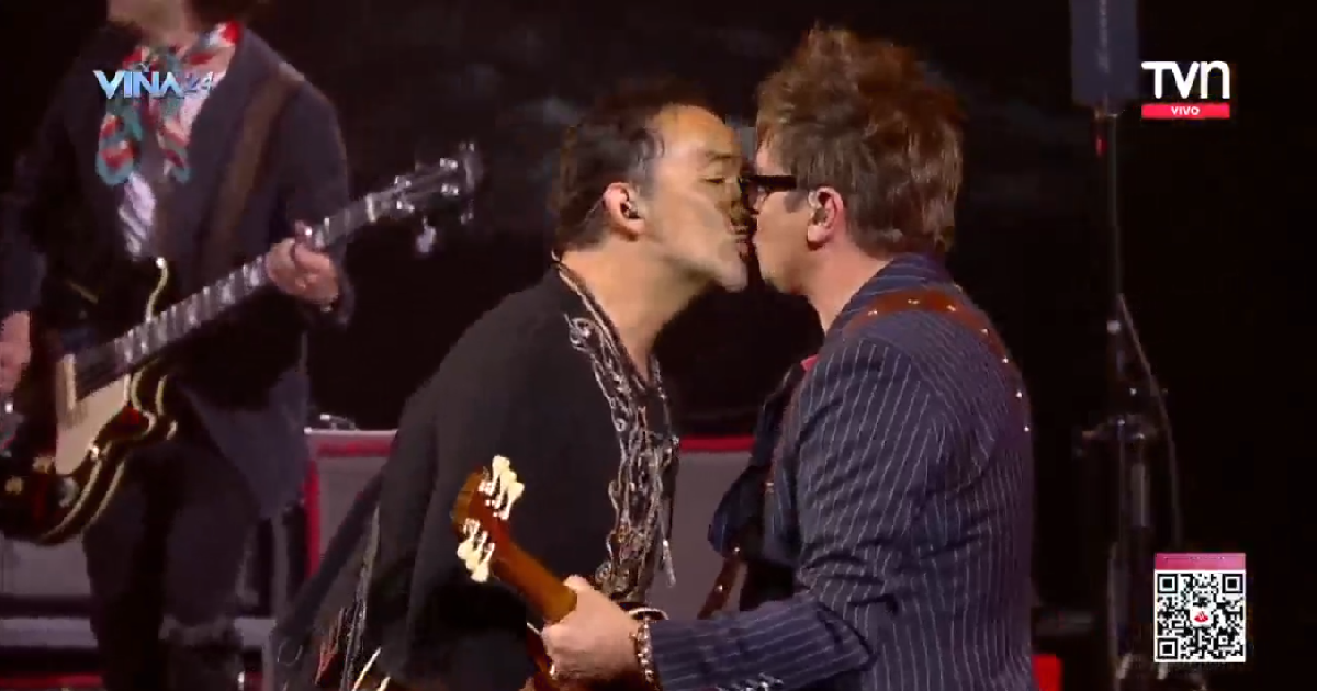 "Los quiero mucho": el beso de Álvaro López y Mauricio Durán durante show de Los Bunkers en Viña 2024