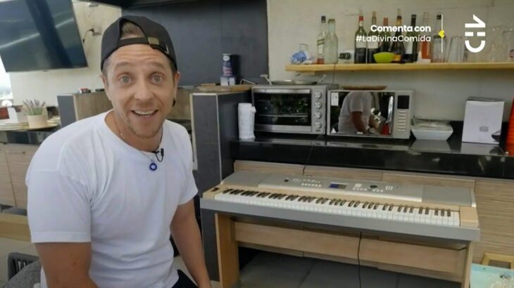 Matías Vega sorprendió con un piano en medio de la cocina de su departamento en La Divina Comida