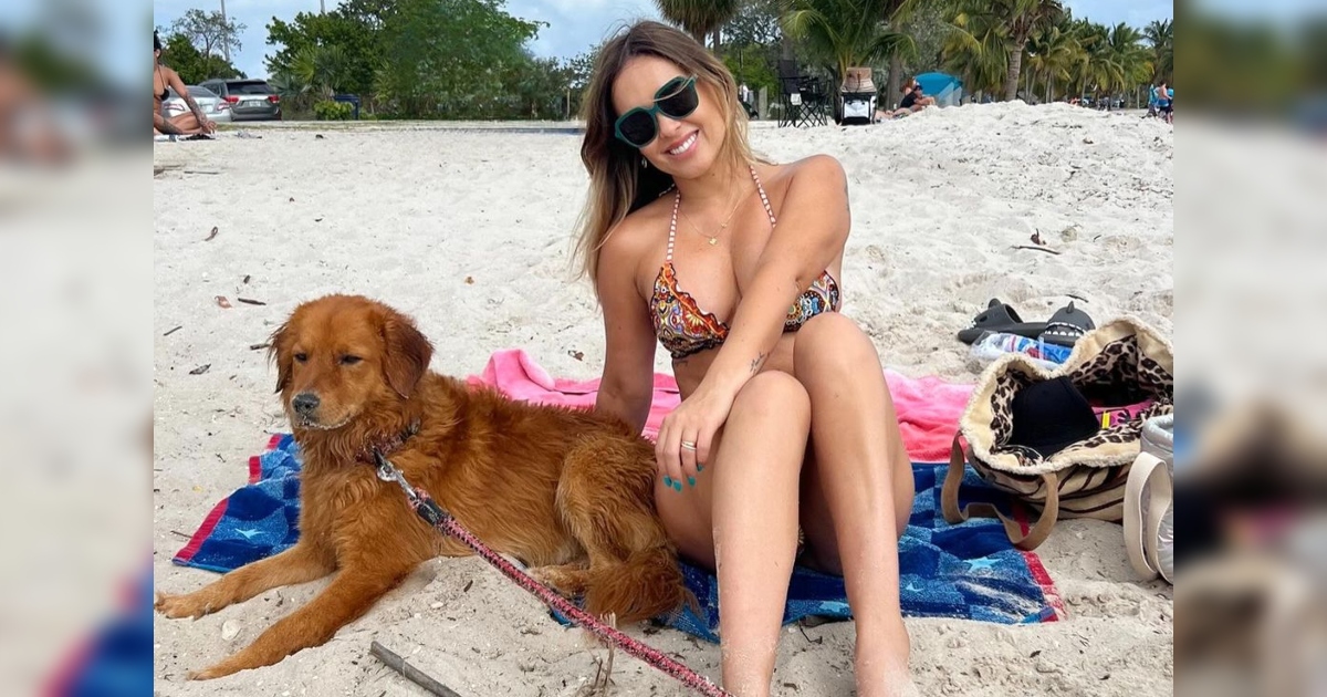 maura rivera perrito en la playa