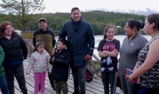 Regalo de Pancho Saavedra a niños de precaria escuela