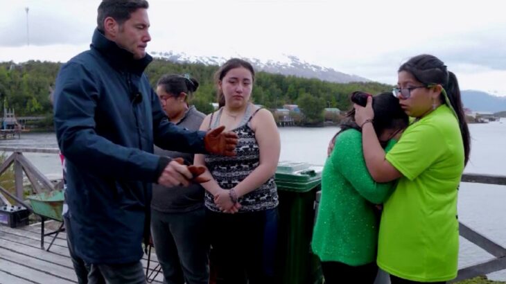 Regalo de Pancho Saavedra a niños de precaria escuela
