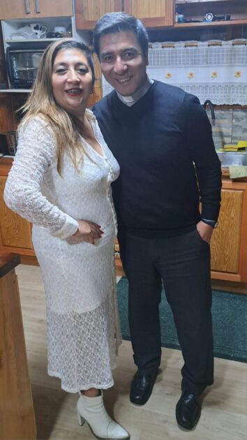 Sacerdote que bendijo argollas de matrimonio de Pincoya y su esposo contó la trastienda