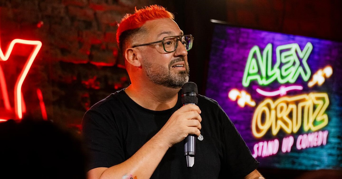 ¿Quién es Álex Ortiz, el comediante que cierra el humor en Viña 2024?