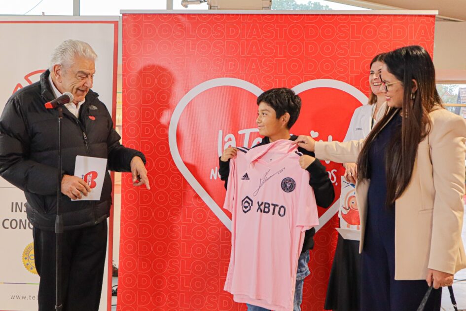 Don Francisco entrega camiseta de Messi rifada en Lucatón