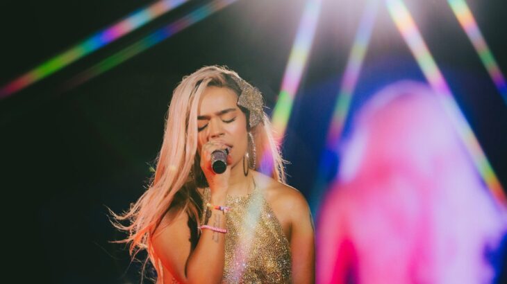 Karol G durante concierto en Estadio Nacional, Chile