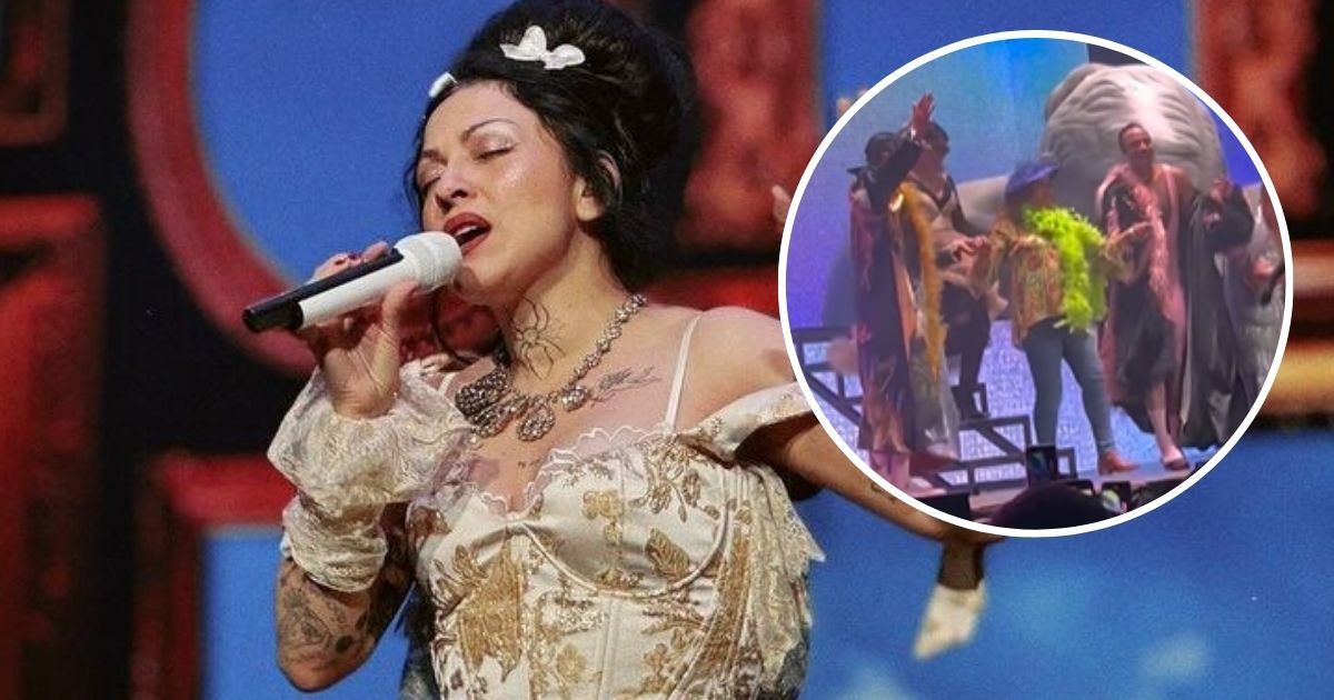 Mon Laferte y su madre en concierto