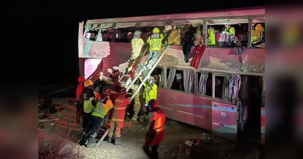 Accidente de bus de turistas en Calama deja al menos una persona muerta y 40 heridos