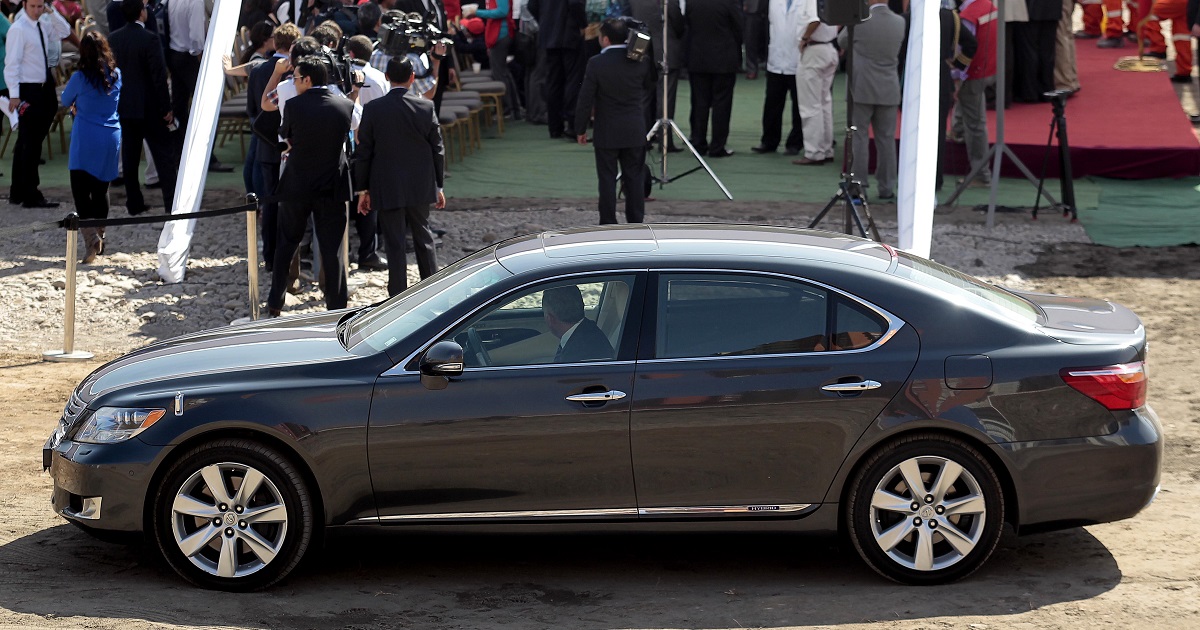 Ponen a la venta auto Lexus que ocupó el expresidente Sebastián Piñera