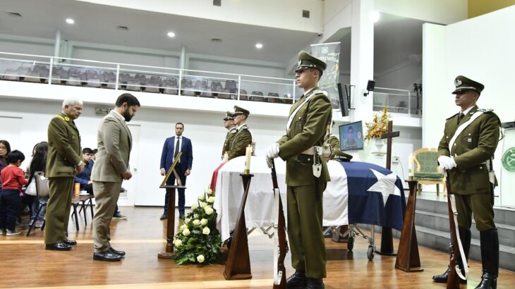 Este jueves, el presidente Gabriel Boric asistió al velorio del teniente Emmanuel Sánchez, quien fue asesinado cuando intentó detener un asalto en Quinta Normal.