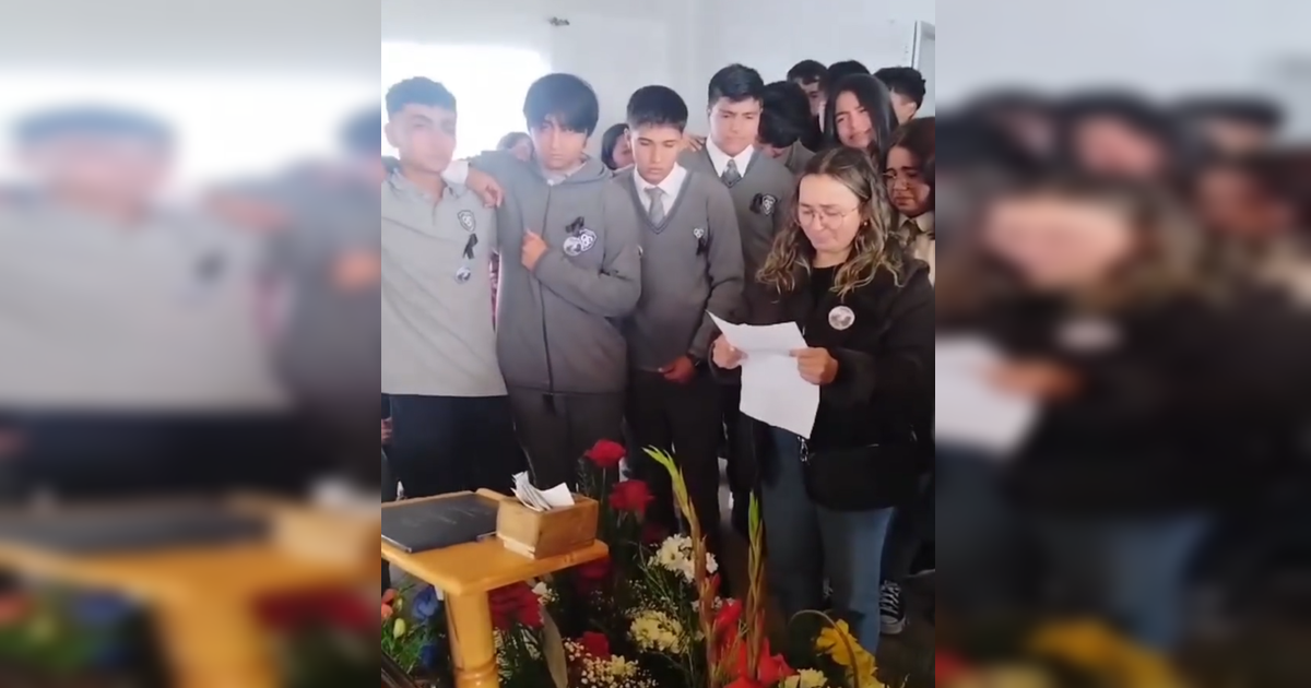 Viralizan desgarrador momento en que profesora pasa lista en velorio de estudiante asesinado en Lota