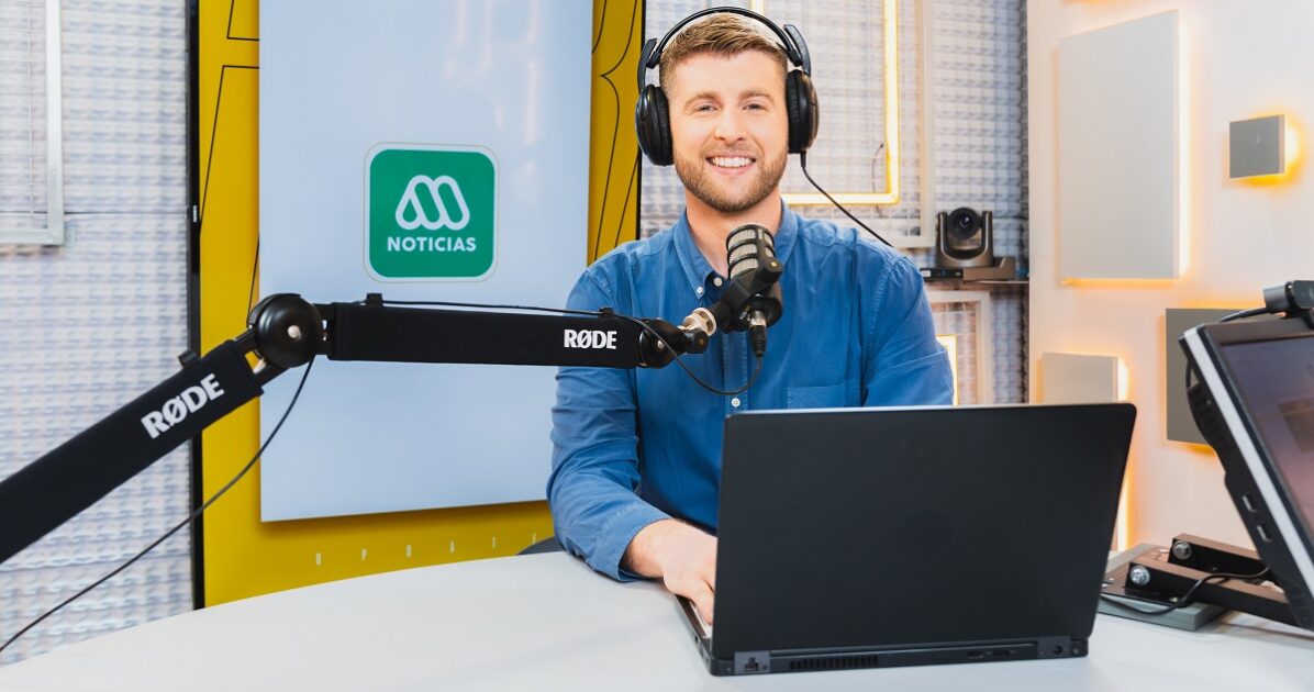 Lucas Quinn: el conductor de noticias más joven de la TV que brilla en el trasnoche de Mega