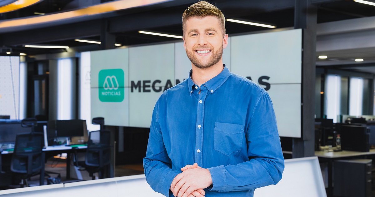 Lucas Quinn: el conductor de noticias más joven de la TV que brilla en el trasnoche de Mega