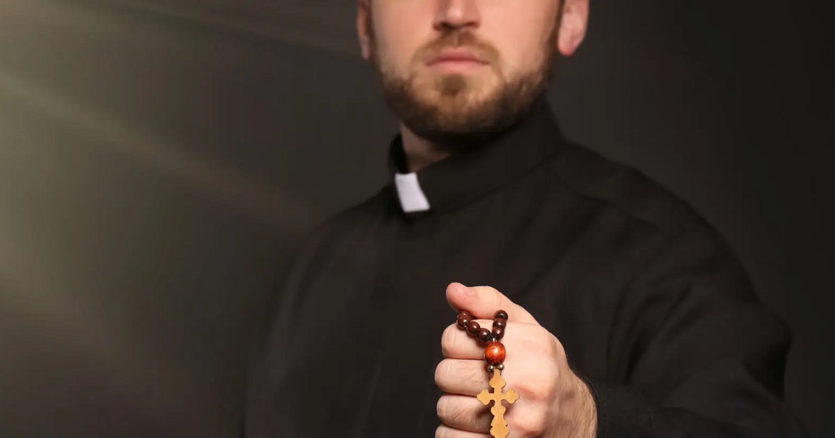 Sacerdote experto en exorcismos fue expulsado de la iglesia por abuso sexual
