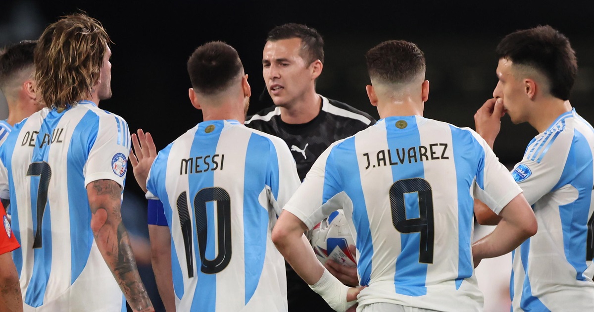 Revelan que árbitro uruguayo que indignó a hinchas de La Roja fue investigado por estafa