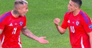 Alexis Sánchez y Eduardo Vargas se enfrentan en una acalorada discusión en partido de Chile vs. Perú por Copa América