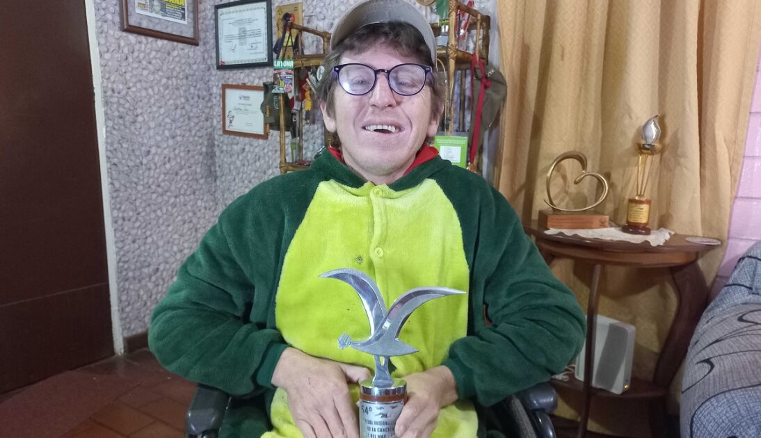 Bastián Paz y su gaviota de plata del Festival de Viña del Mar