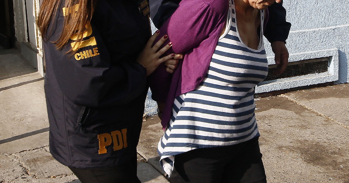 Detienen por homicidio a cuidadora de niña de 3 años que murió en Quinta Normal: cayó de un piso 8