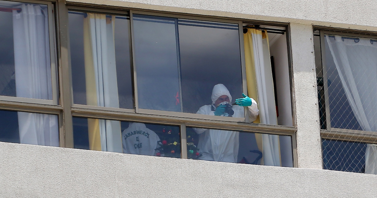 Hombre muere al caer escalando a su departamento