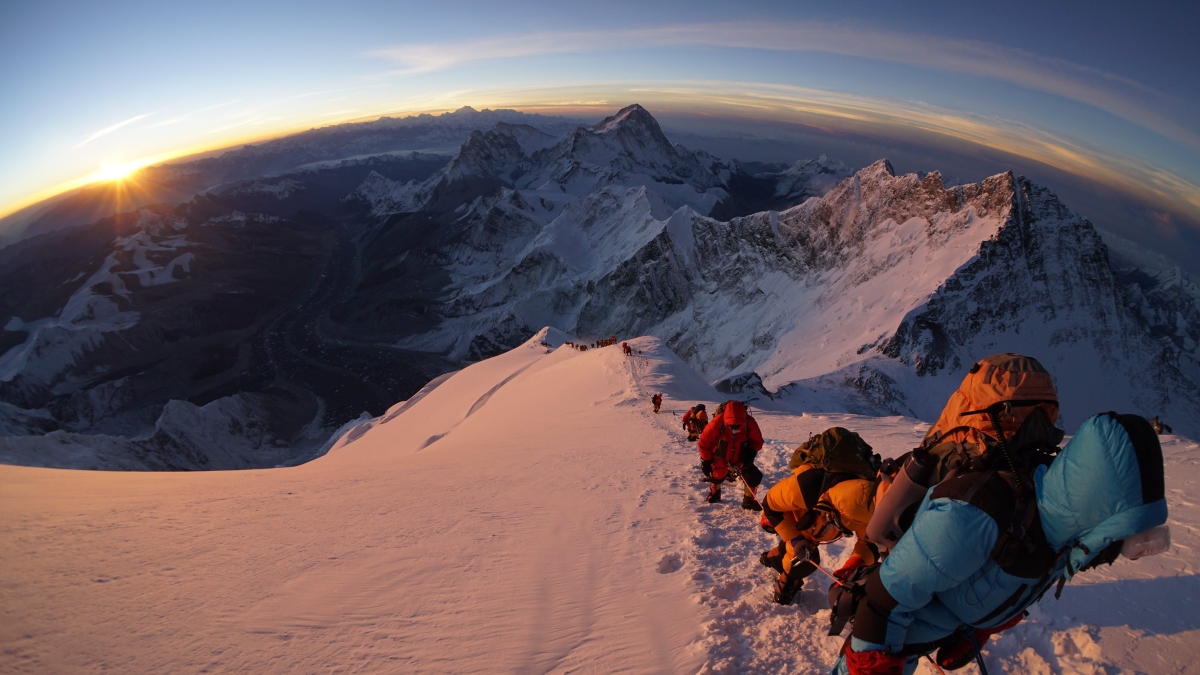 Deshielo en Everest deja a la luz cuerpos de escaladores fallecidos: misión busca recuperarlos