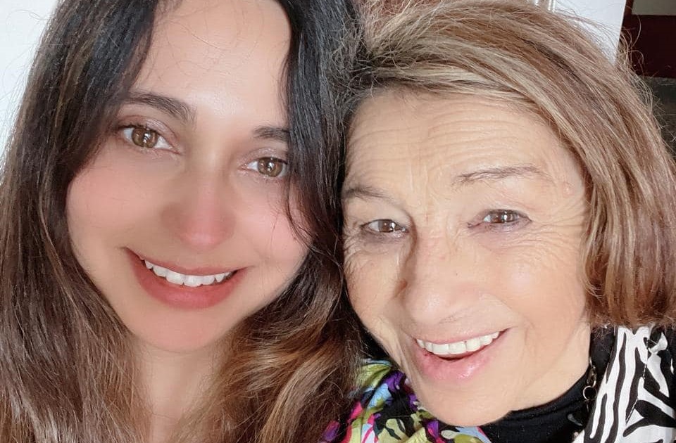 Carla Hernández con su abuela, María Elcira Contreras 