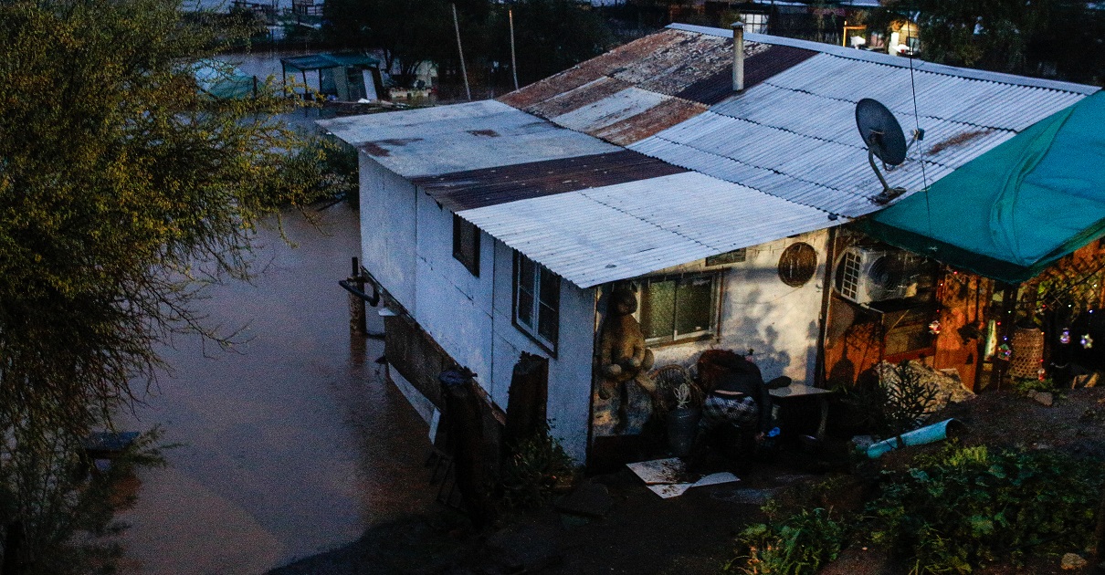 Ante sistema frontal: Senapred informó 100 mil hogares sin luz y 863 personas aisladas