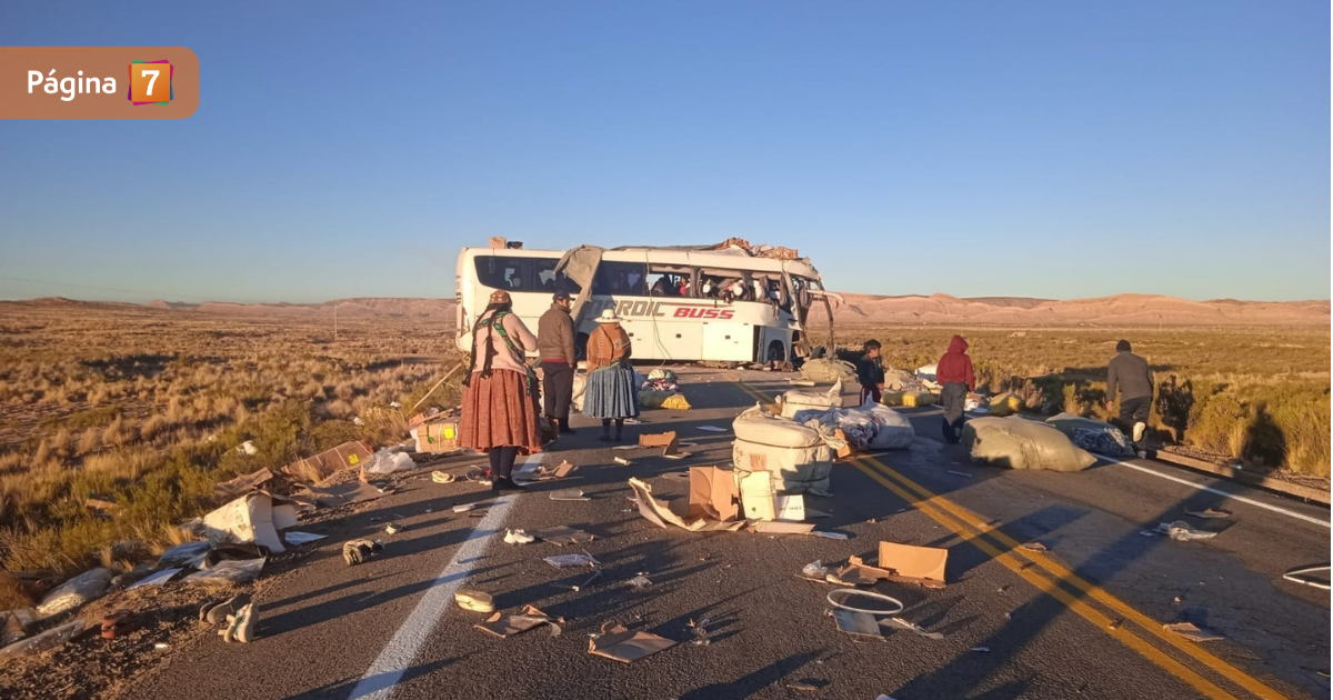 Trágico accidente en Bolivia entre camión y bus con destino a Chile