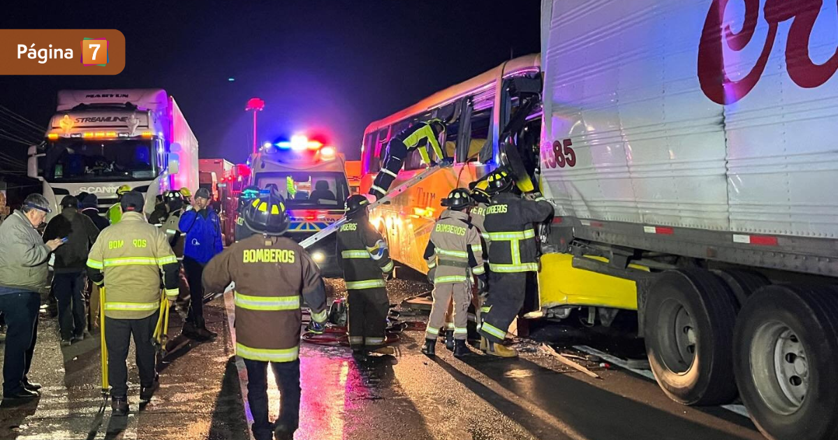 Paine: dos muertos y varios heridos deja colisión de bus de pasajeros con camión en Ruta 5 Sur