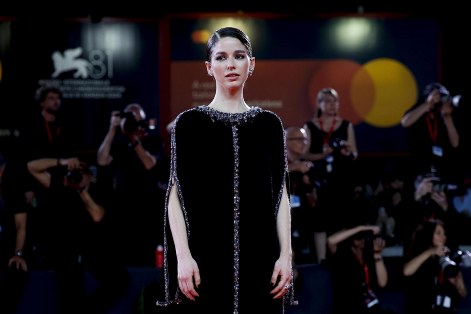 Mariana di Girolamo lució sofisticado look de gala en Festival de Venecia