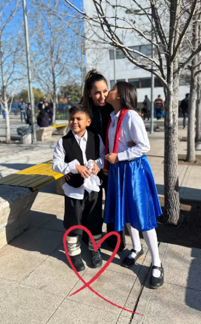 Arturo Vidal y Marité Matus fueron a presentación escolar del '18' de sus hijos: publicaron videos