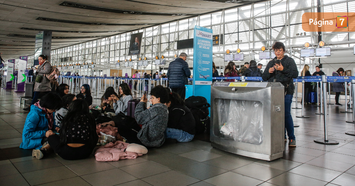 ¿Afectará vuelos? Trabajadores de Aeropuerto de Santiago inician huelga previo al "18 XL"