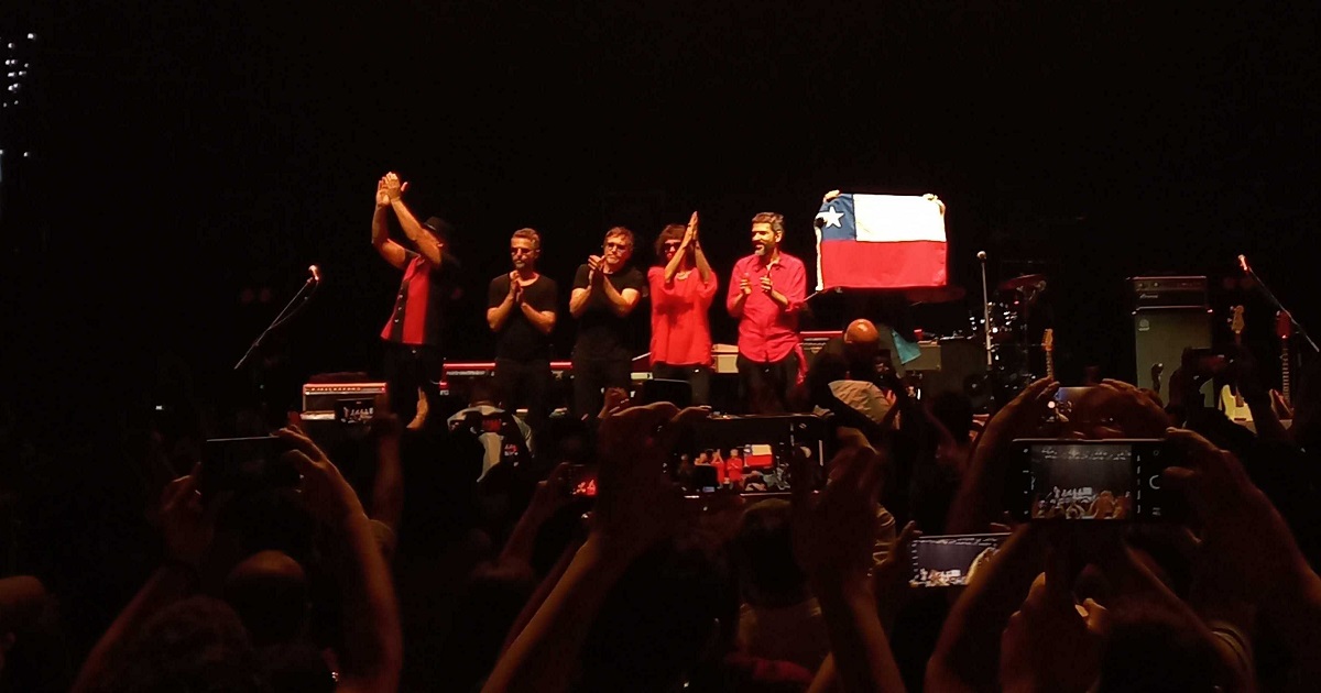 Andrés Calamaro se despide con la bandera chilena de su concierto en el Teatro Caupolicán