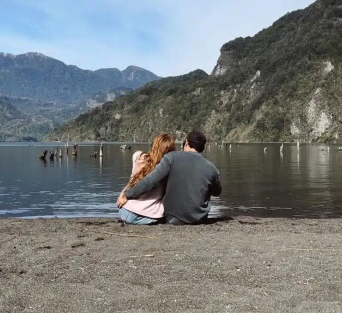 Daniela Castro compartió foto abrazada a misterioso hombre: ¿nueva pareja?