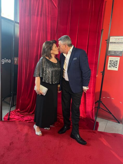 Jaime Leyton llegó con su esposa a los Premios Cordillera: se arriesgaron con look a juego