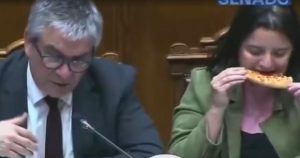 Reacciones por viral de directora de presupuestos en el Congreso: la captaron comiendo pizza