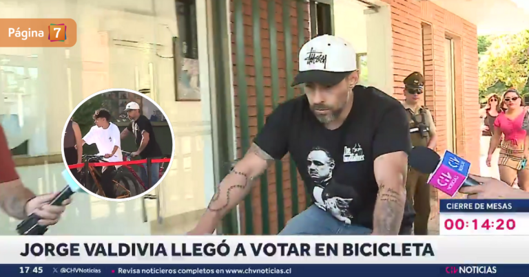 En bicicleta y junto a su hijo: Jorge Valdivia fue a votar en medio de arresto domiciliario nocturno