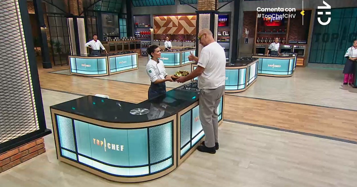 Kiwi le entregó fruta a Constanza Capelli en Top Chef VIP