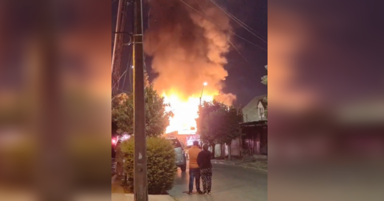 Maipú: sujeto apuñaló a madrastra, a un nieto de ella y luego incendió su casa