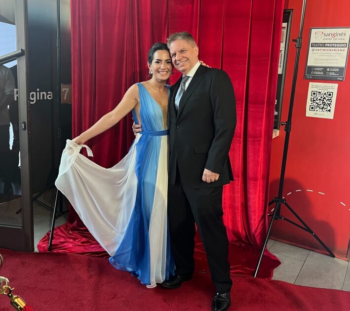 Rosario Bravo impactó con su vestido en los Premios Cordillera: la acompañó su esposo