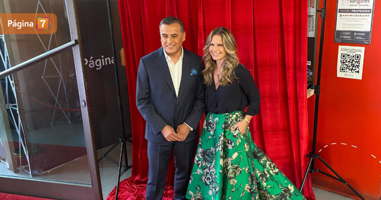 Soledad Onetto y Ramón Ulloa apostaron por clásico atuendo en alfombra roja de Premios Cordillera