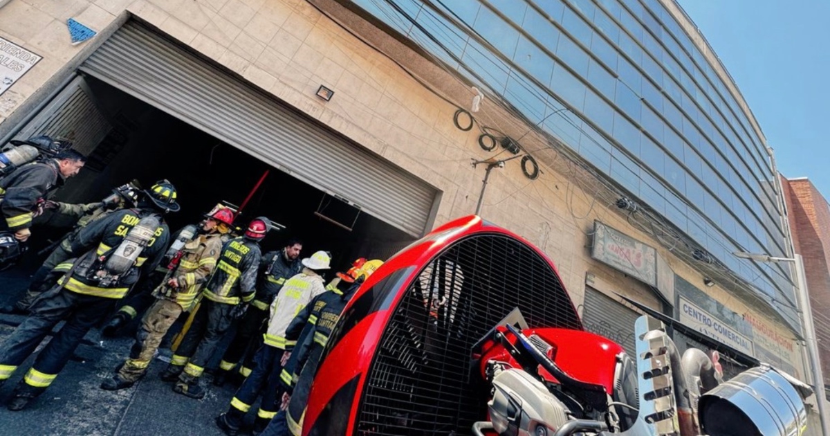 Bomberos rescata a personas atrapadas en incendio de bodegas subterráneas en Barrio Meiggs