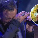 Claudio Valenzuela, vocalista de Lucybell, rompió en llanto en Olmué al interpretar 'Milagro'