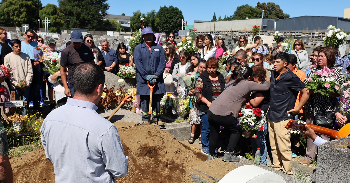 Así fue el funeral de Mónica Hernández, víctima fatal del naufragio en Bahía Mansa