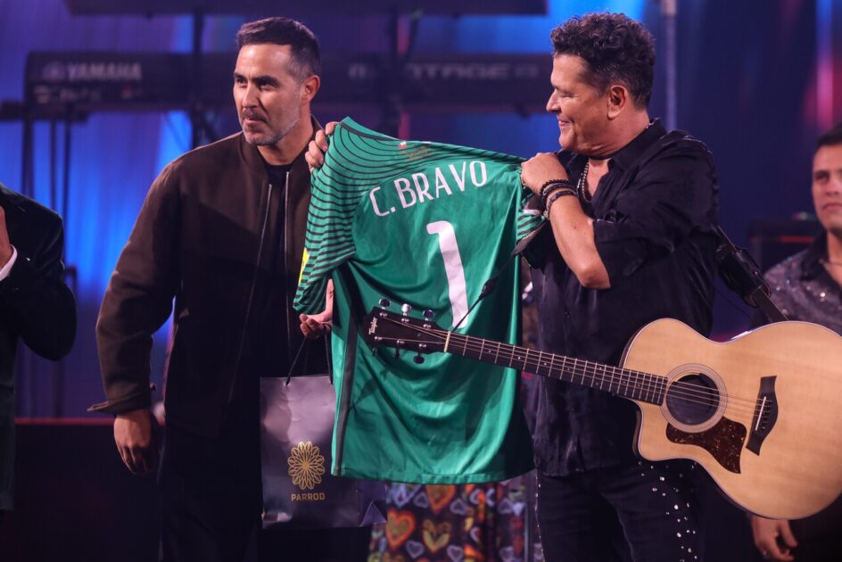 Claudio Bravo le da regalo a Carlos Vives en Festival de Viña