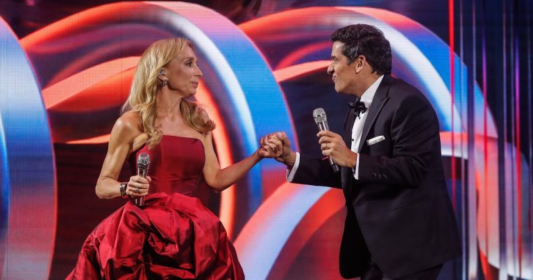 Karen Doggenweiler y Rafa Araneda deslumbraron con cineastas looks a lo 'Gran Gatsby' en Viña 2025