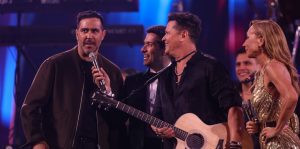 Claudio Bravo le da regalo a Carlos Vives en Festival de Viña