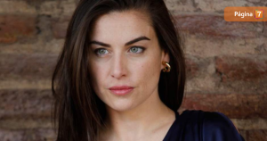 Tomadas de la mano Ingrid Cruz desfiló por la alfombra roja de Viña con especial compañía