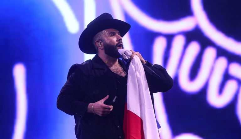 Con homenaje a Zalo Reyes y un fan en el escenario: así fue el show de Carín León en Viña 2025